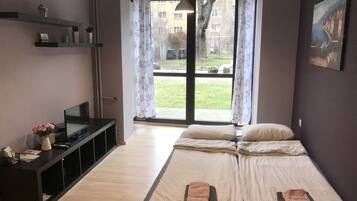 Tabla de planchar con plancha, wifi gratis y ropa de cama