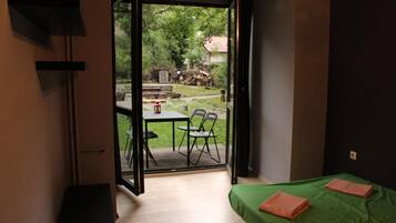 Tabla de planchar con plancha, wifi gratis y ropa de cama