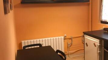 Refrigerador, horno, placa de cocina, cafetera/tetera