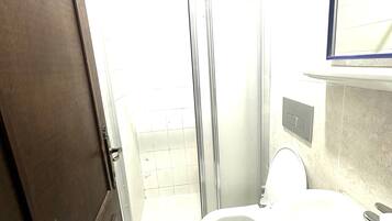 Single Room | Bathroom | Shower, free toiletries, hair dryer, slippers