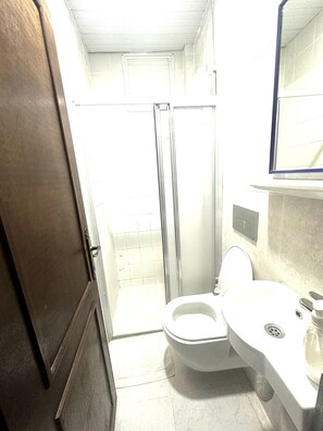 Single Room | Bathroom | Shower, free toiletries, hair dryer, slippers - Kont Pansiyon (Antalya)