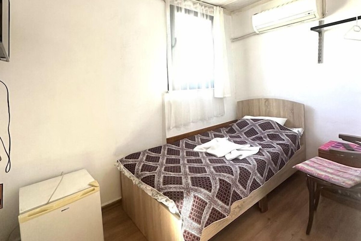 Premium bedding, minibar, desk, soundproofing