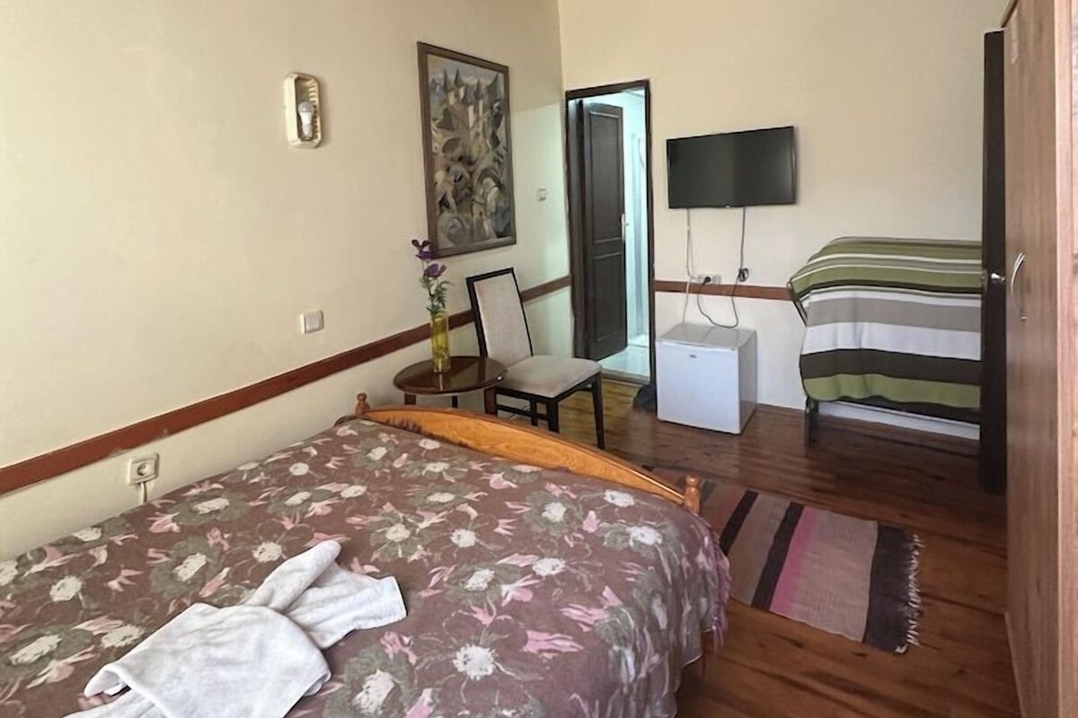Premium bedding, minibar, desk, soundproofing