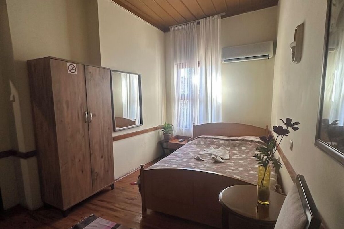 Premium bedding, minibar, desk, soundproofing