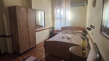 Minibar, escritorio y sistema de insonorización