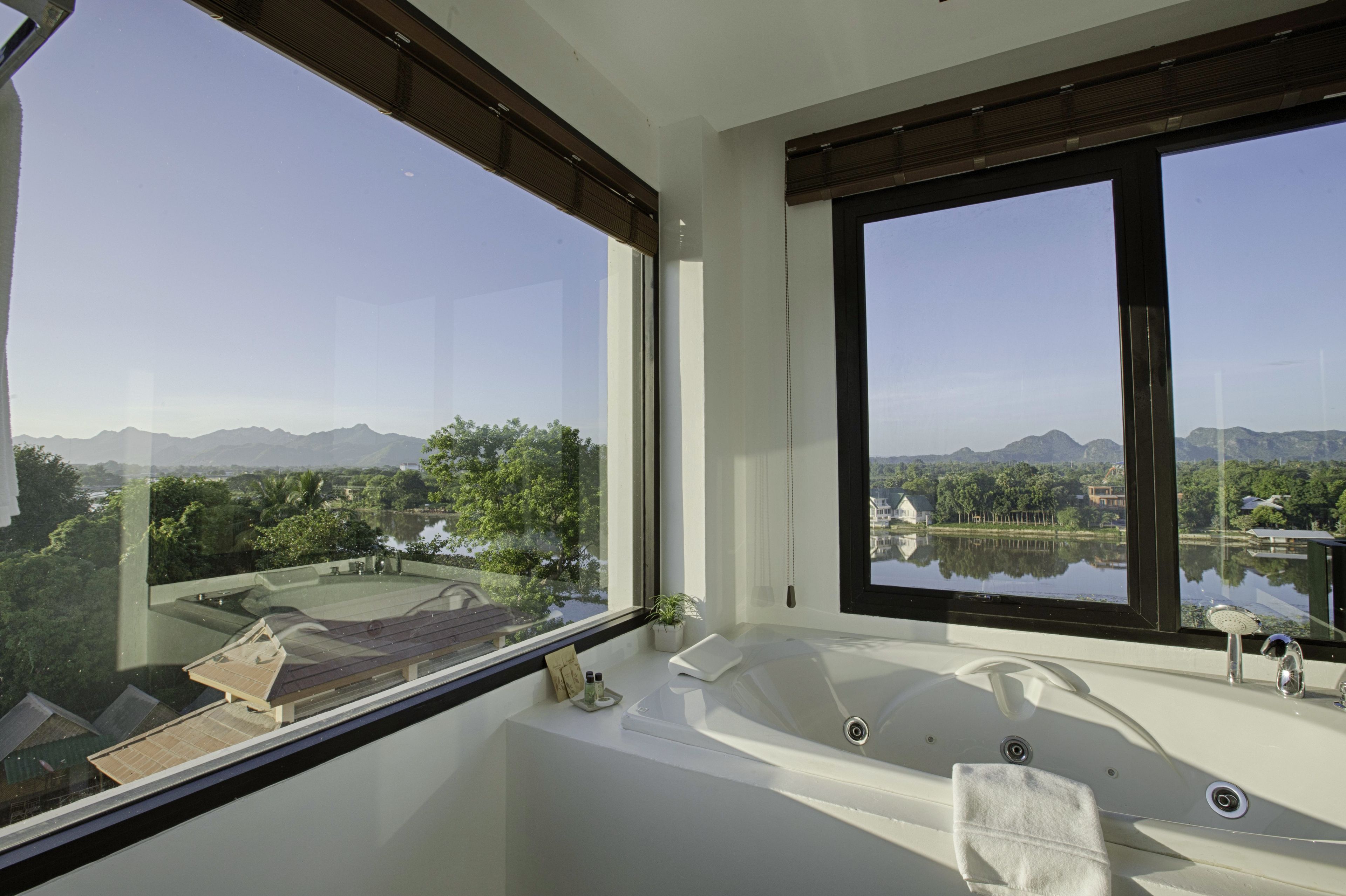 jacuzzi riverfront | jetted bathtub