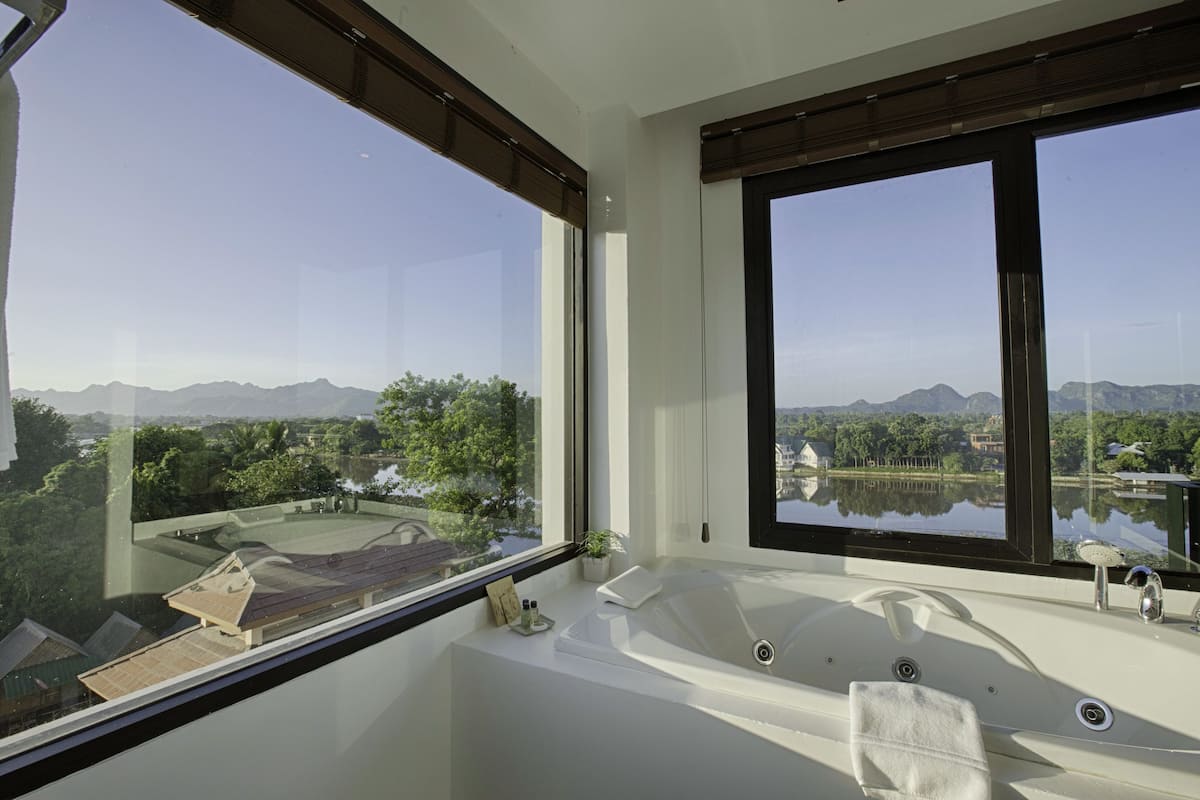 jacuzzi riverfront | jetted bathtub
