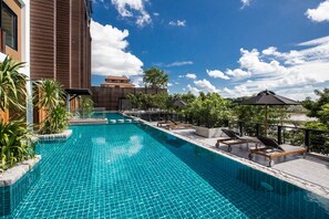 Outdoor pool, pool loungers - Natee The Riverfront Hotel Kanchanaburi (Kanchanaburi)