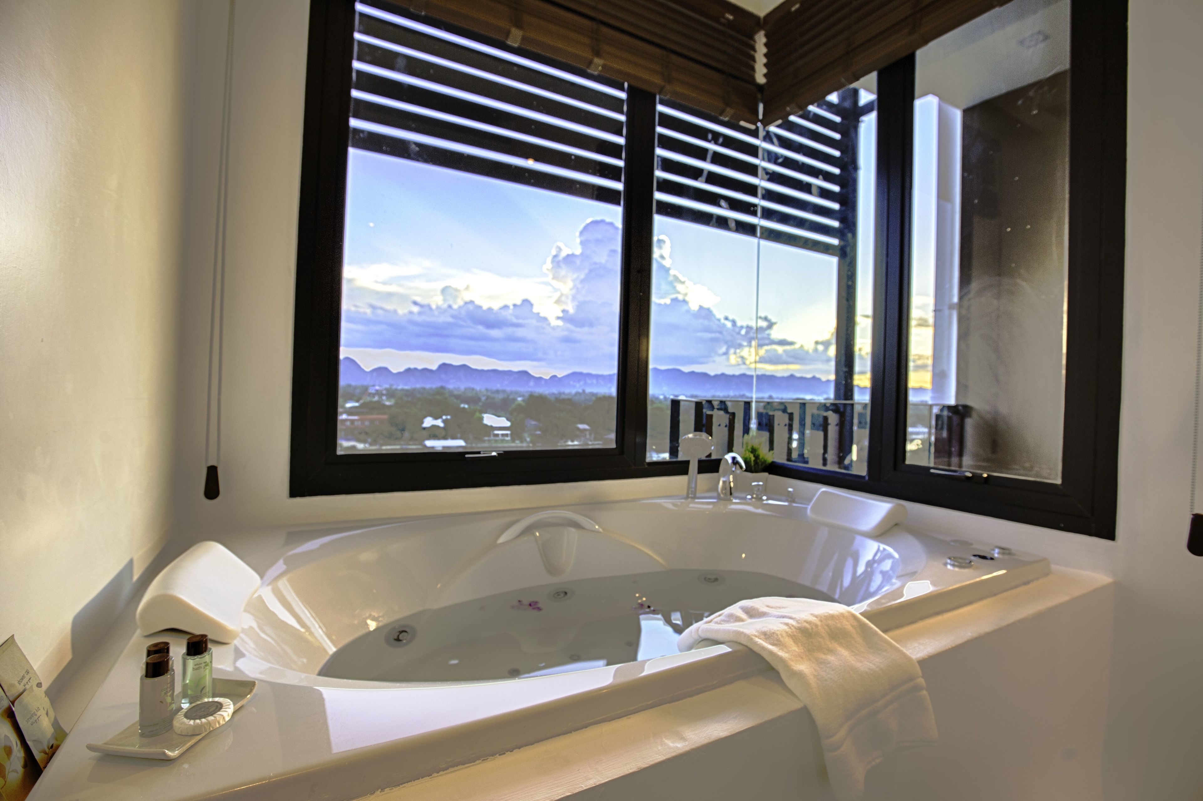 jacuzzi riverfront | jetted bathtub