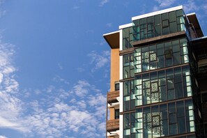 Un immeuble à plusieurs étages doté de grandes fenêtres et d’une architecture moderne.