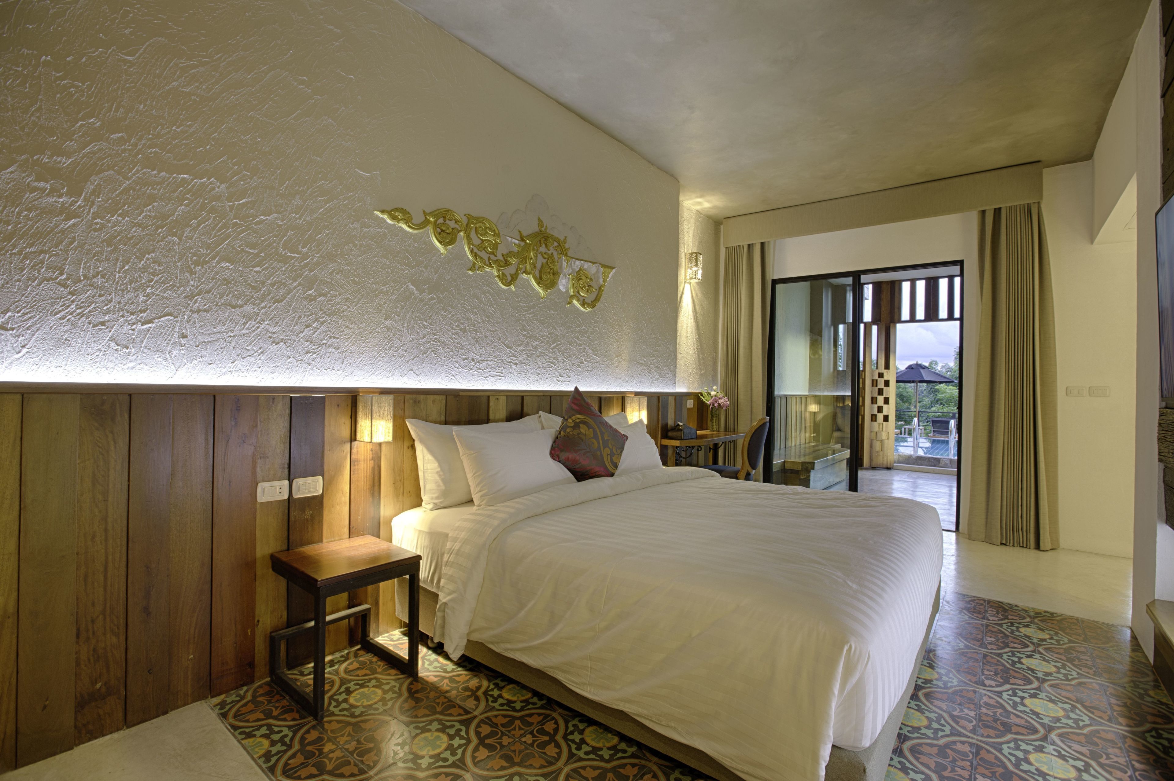 jacuzzi riverfront - pool access | premium bedding, in-room safe, desk, blackout curtains