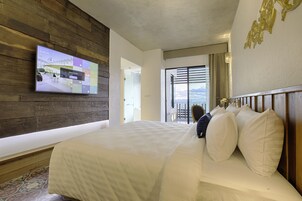 Jacuzzi Garden Views | Premium bedding, in-room safe, blackout drapes, free WiFi
