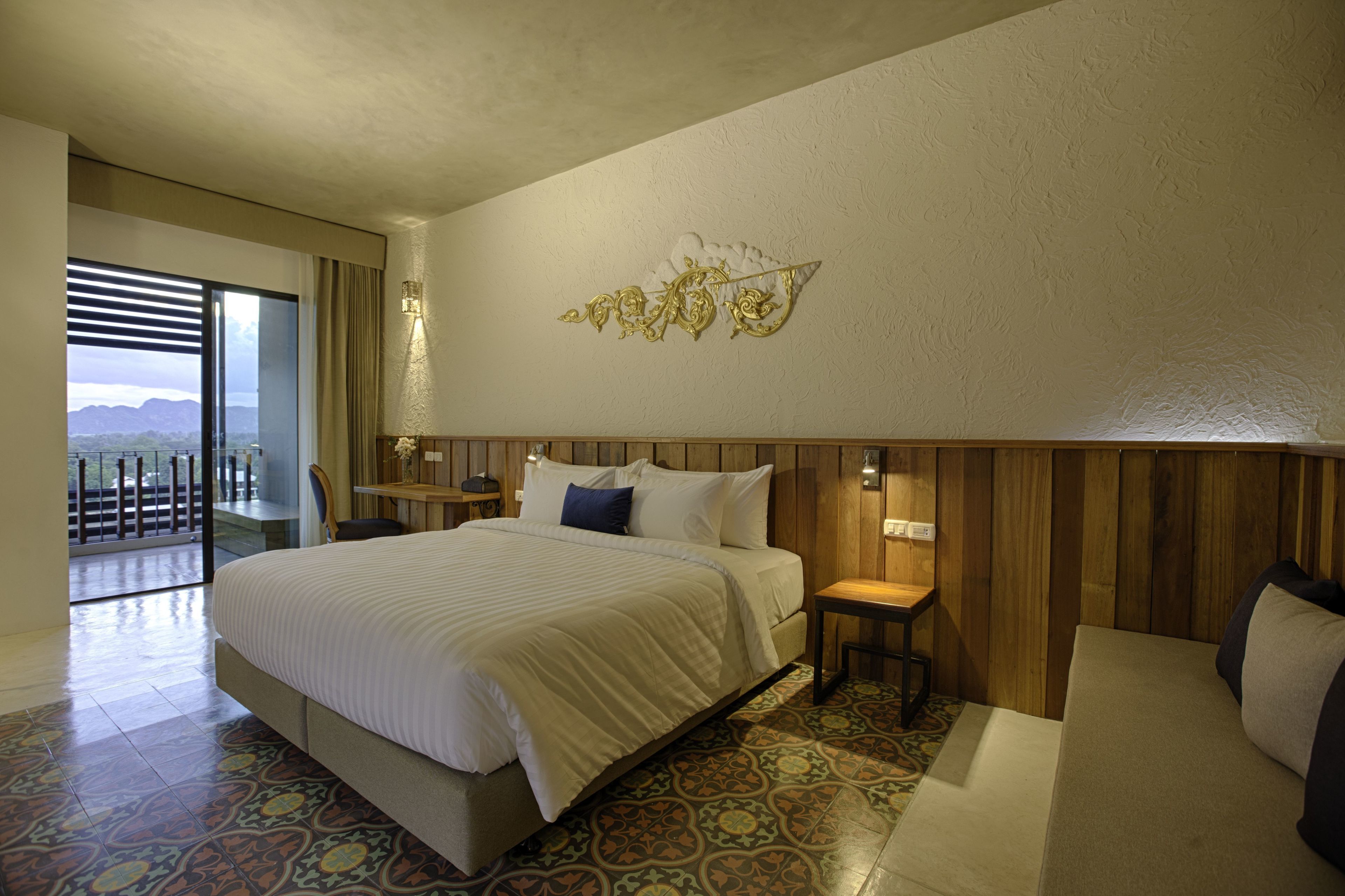 jacuzzi riverfront - scenical | premium bedding, in-room safe, desk, blackout curtains