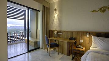 Jacuzzi River Views | Premium bedding, in-room safe, blackout curtains, free WiFi