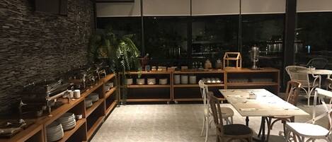 Un comedor moderno con pared de ladrillo, estantes de madera y un amplio ventanal con vistas a la ciudad.