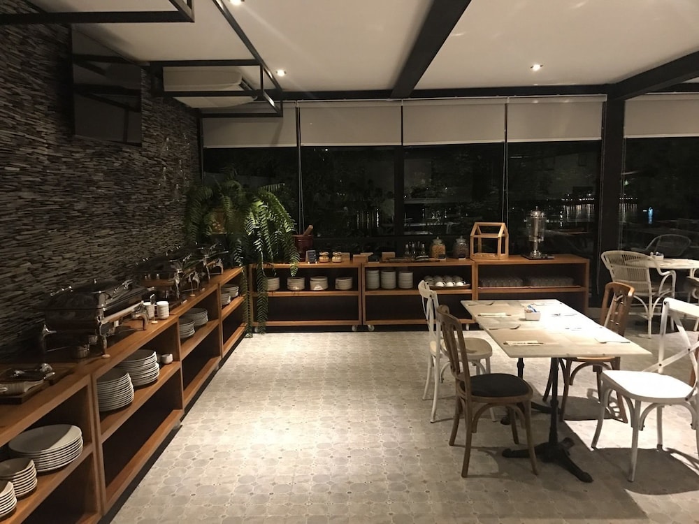 Natee The Riverfront Hotel Kanchanaburi by null