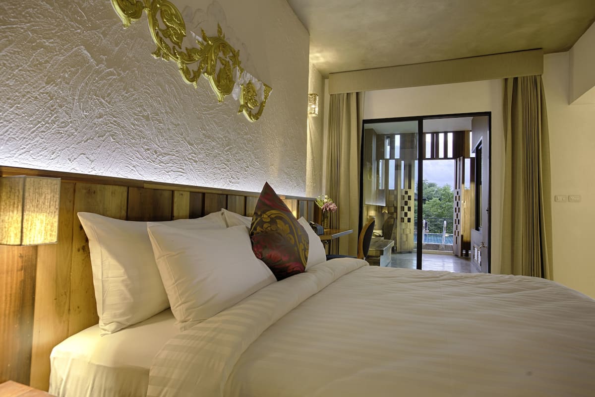 jacuzzi riverfront - pool access | premium bedding, in-room safe, desk, blackout curtains