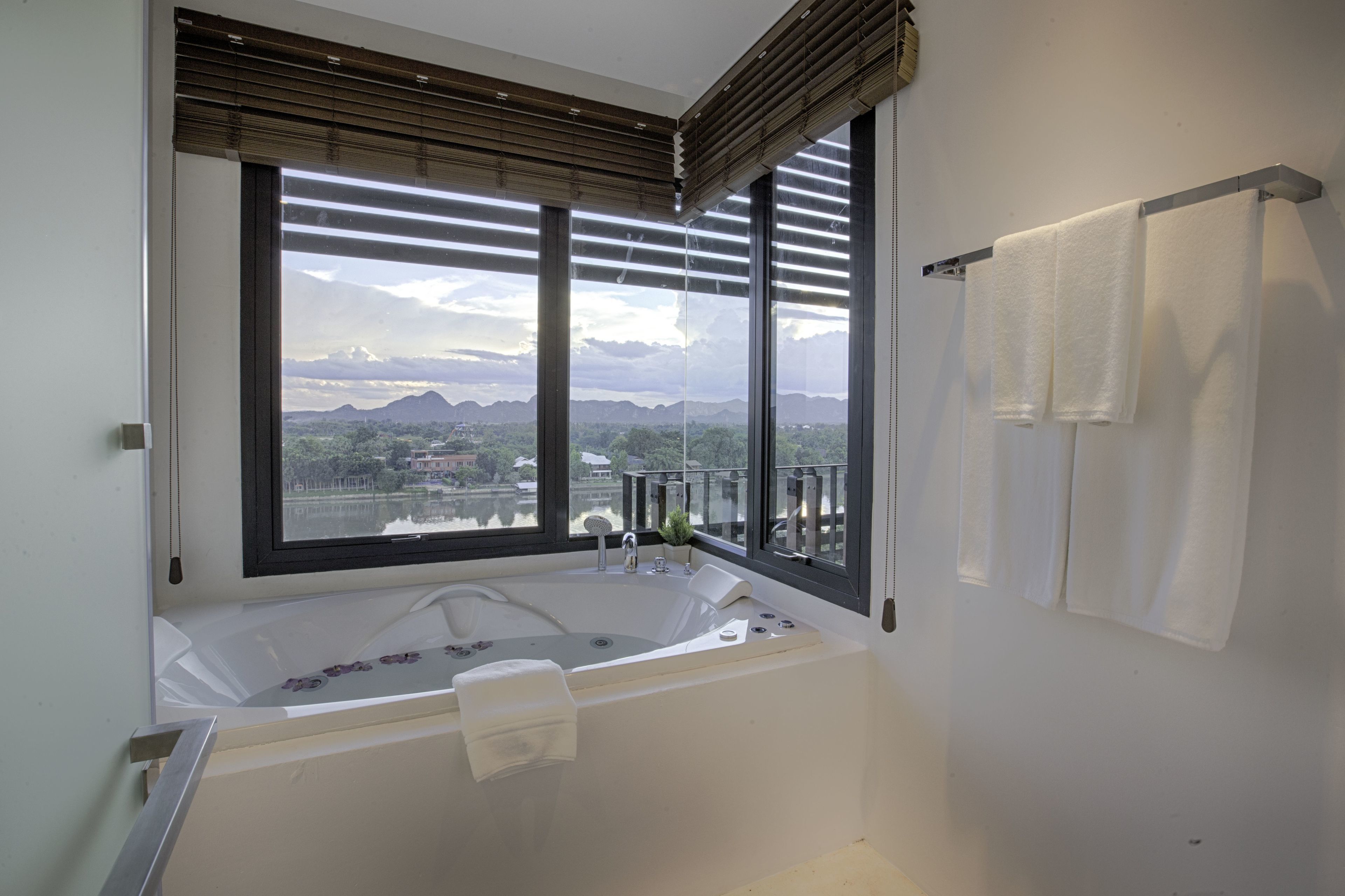 jacuzzi riverfront - scenical | jetted bathtub