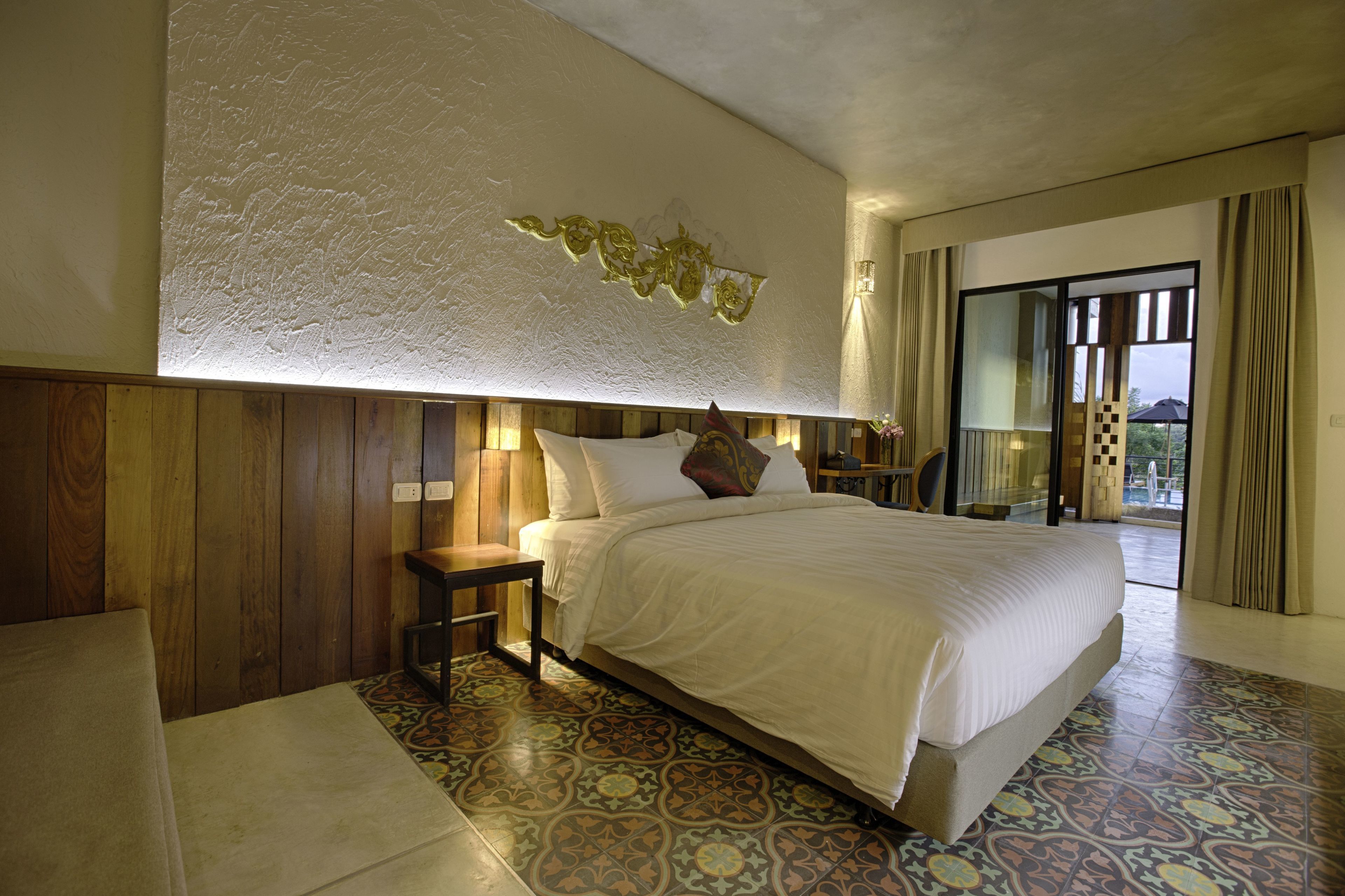 jacuzzi riverfront - pool access | premium bedding, in-room safe, desk, blackout curtains