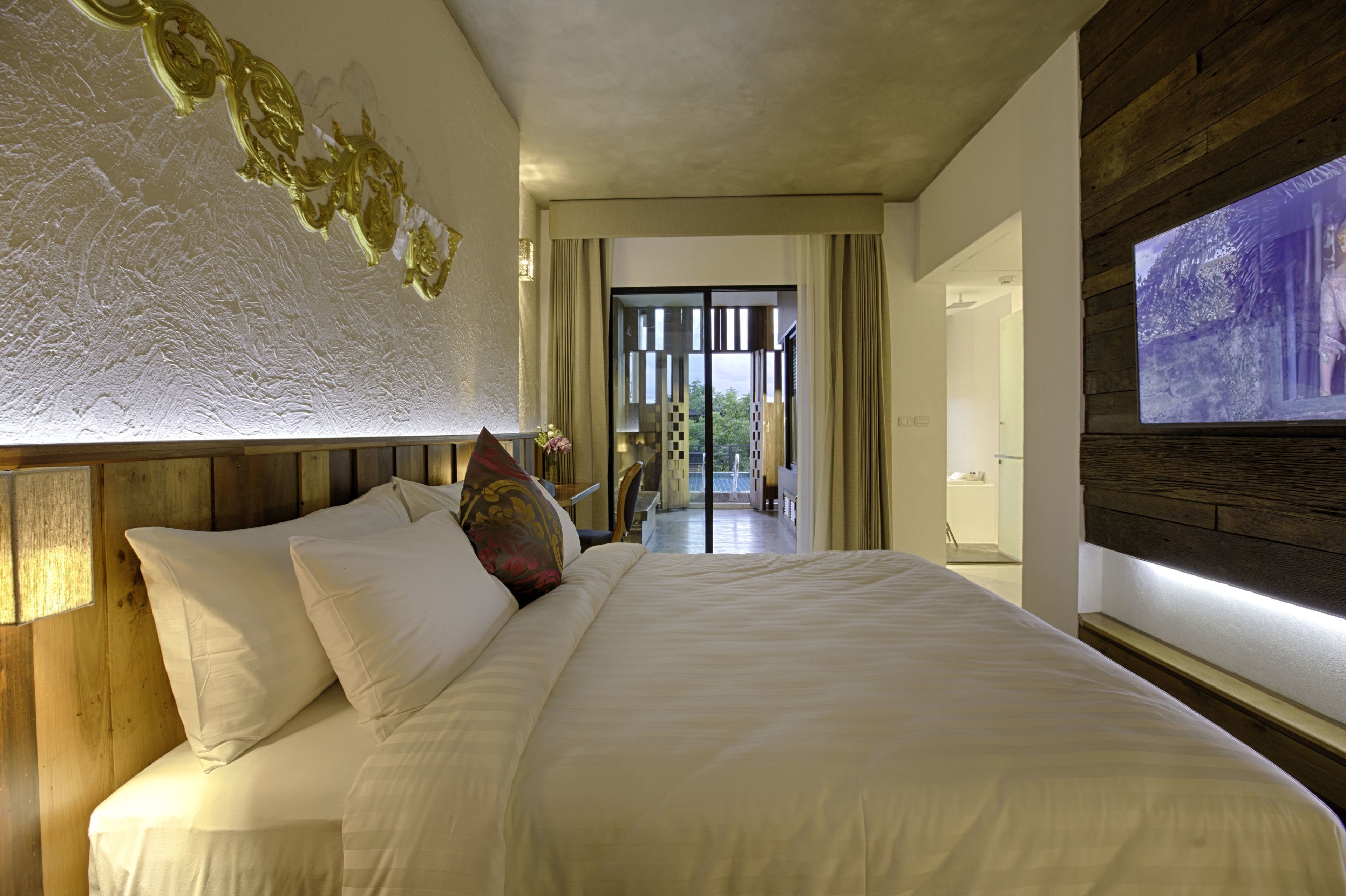 jacuzzi riverfront - pool access | premium bedding, in-room safe, desk, blackout curtains