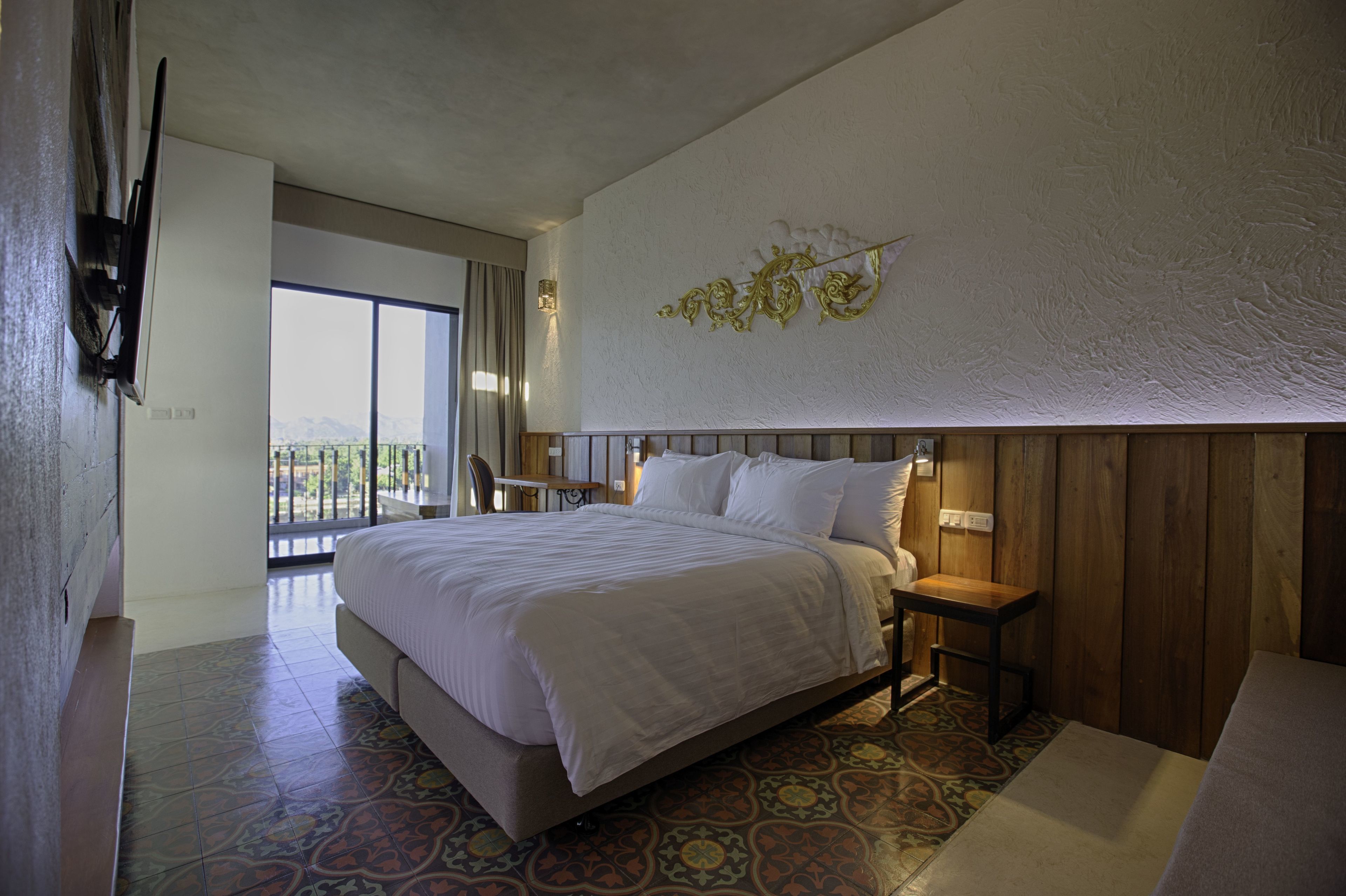 jacuzzi riverfront | premium bedding, in-room safe, desk, blackout curtains