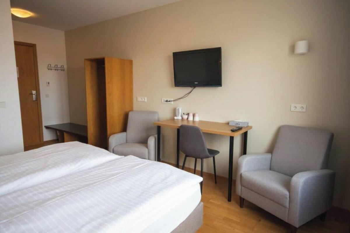 Desk, soundproofing, cots/infant beds, free WiFi