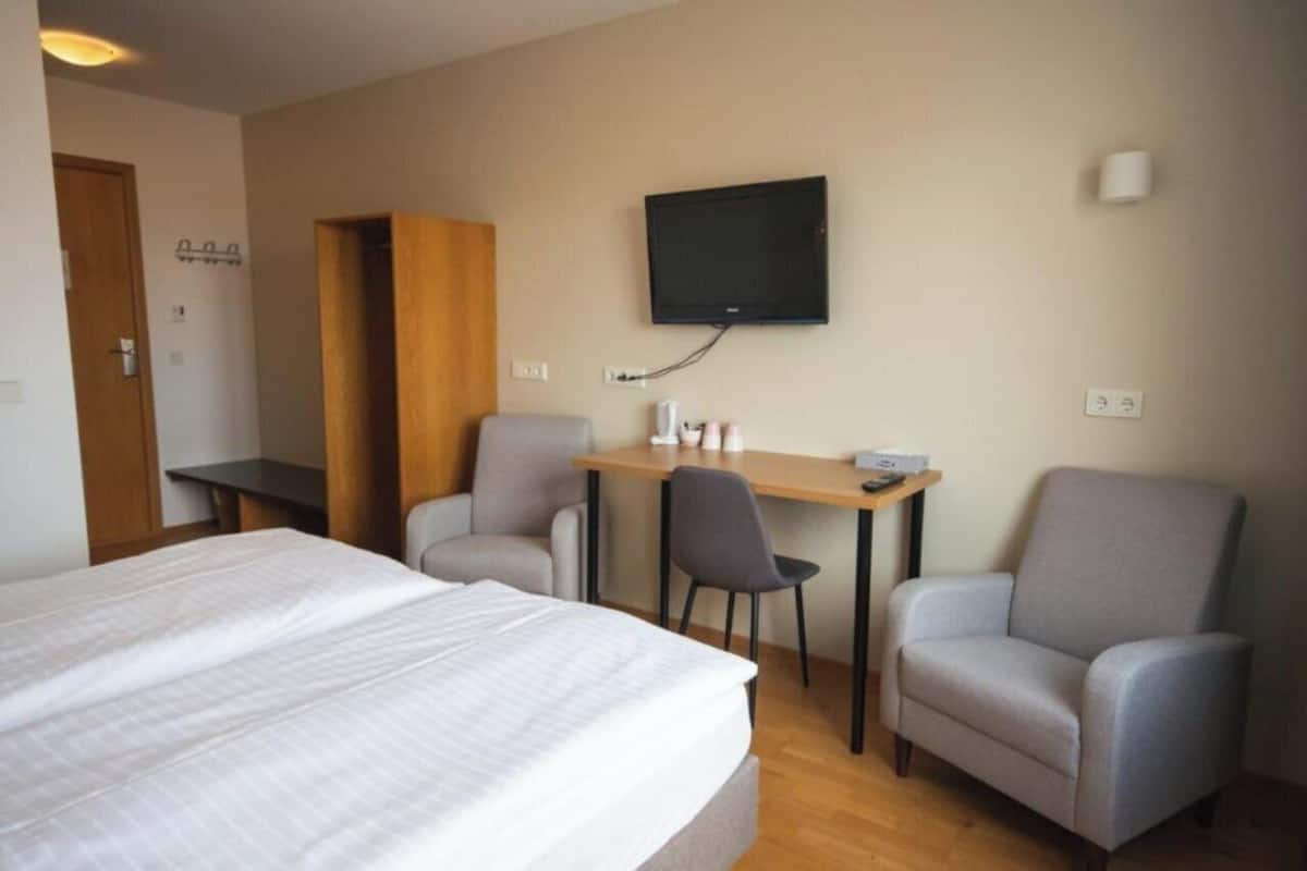 Desk, soundproofing, cribs (surcharge), WiFi (free)