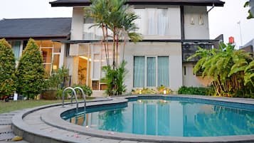 Kolam renang outdoor