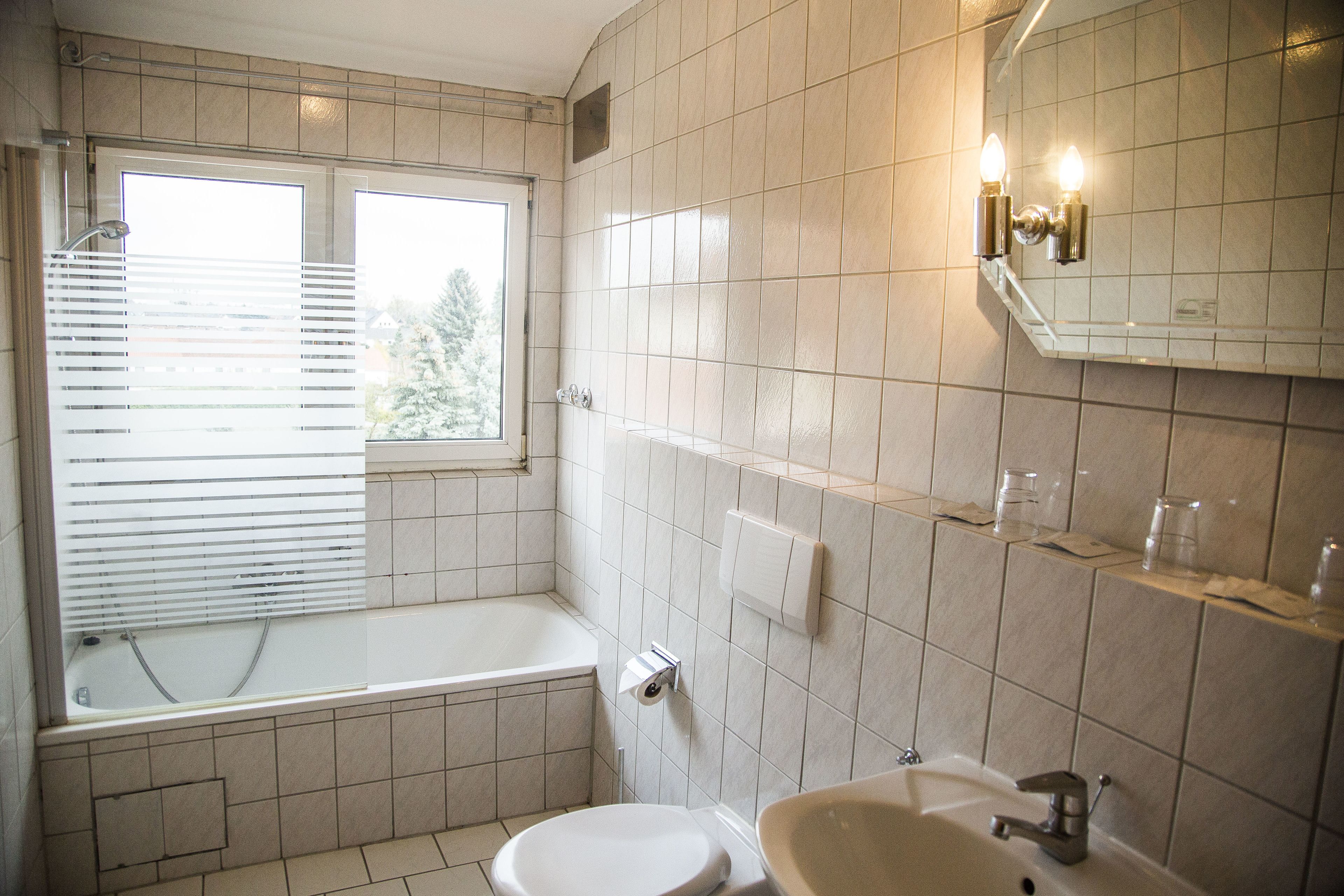 Kostenlose Toilettenartikel, Haartrockner, Handtücher