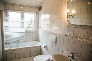 Free toiletries, hair dryer, towels - Hotel Stadt Peine (Peine)