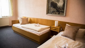 Szoba kétszemélyes ággyal, nemdohányzó | Íróasztal, hangszigetelés és gyerekágy/csecsemőágy (ingyenes)
