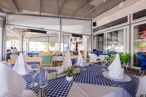 Frokost, lunsj og middag serveres, lokale og internasjonale retter