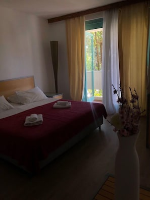 Sengetøy av topp kvalitet, safe på rommet, skrivebord og lydisolert