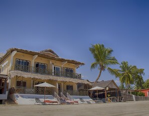 On the beach, sun loungers, fishing - Hôtel Résidence Au Sable Blanc (Nosy Be)