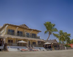 En la playa, sillas reclinables de playa, pesca