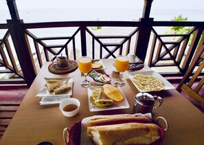 Dagelijks continentaal ontbijt (EUR 5 per persoon)