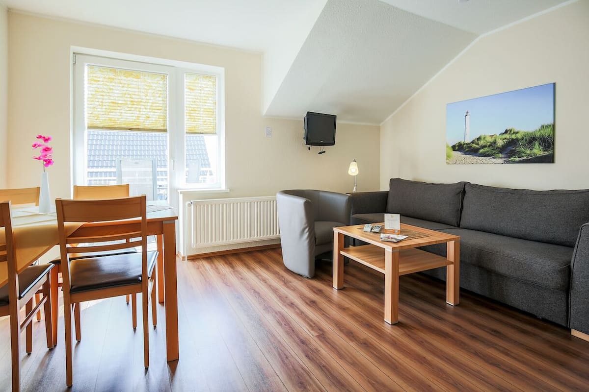 Departamento estándar, 1 habitación, balcón, vista al mar | 3 habitaciones, ropa de cama hipoalergénica y cunas gratuitas