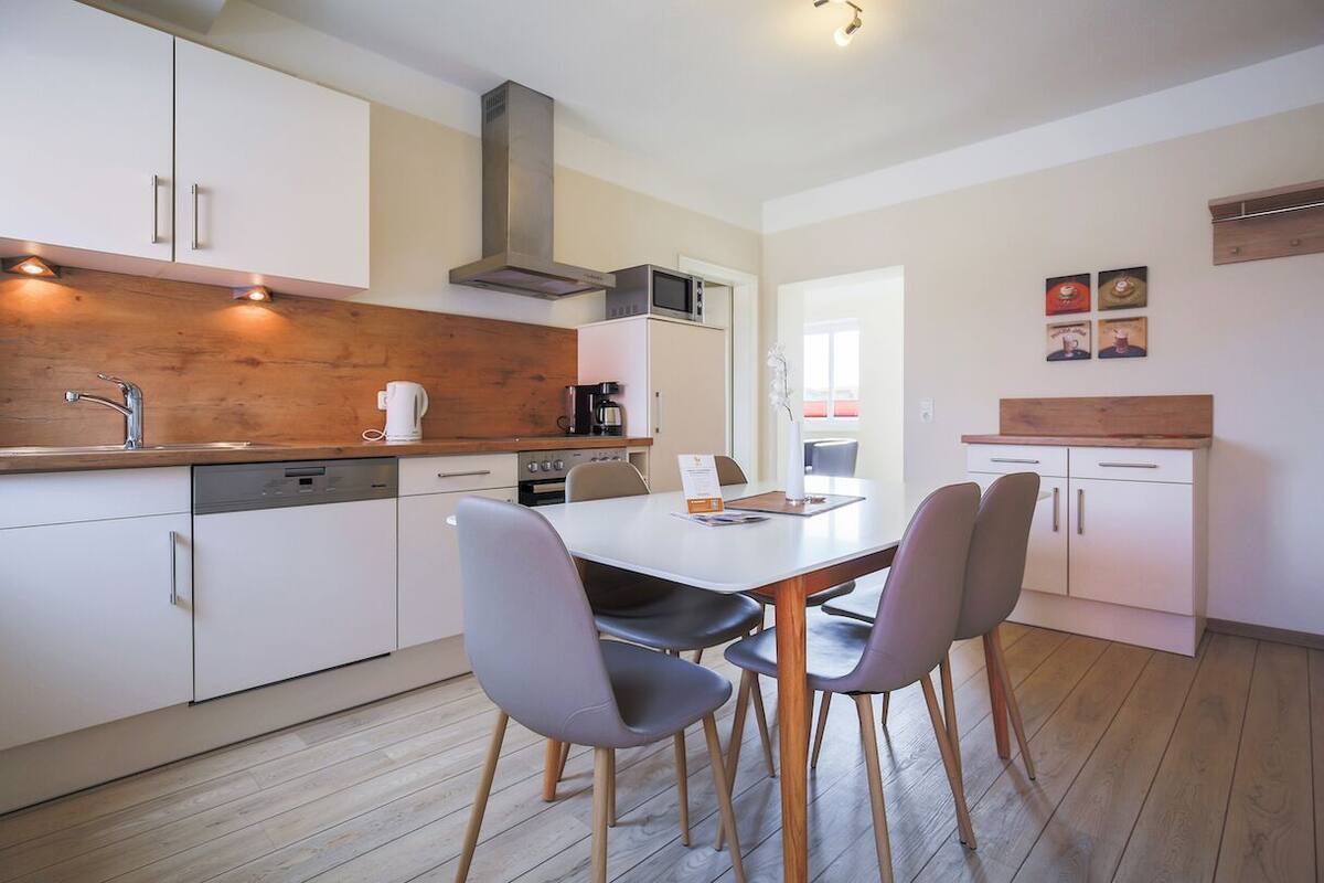 Departamento estándar, 2 habitaciones, Terraza, vista al jardín | Cocina privada | Cafetera y tetera, refrigerador, microondas y horno