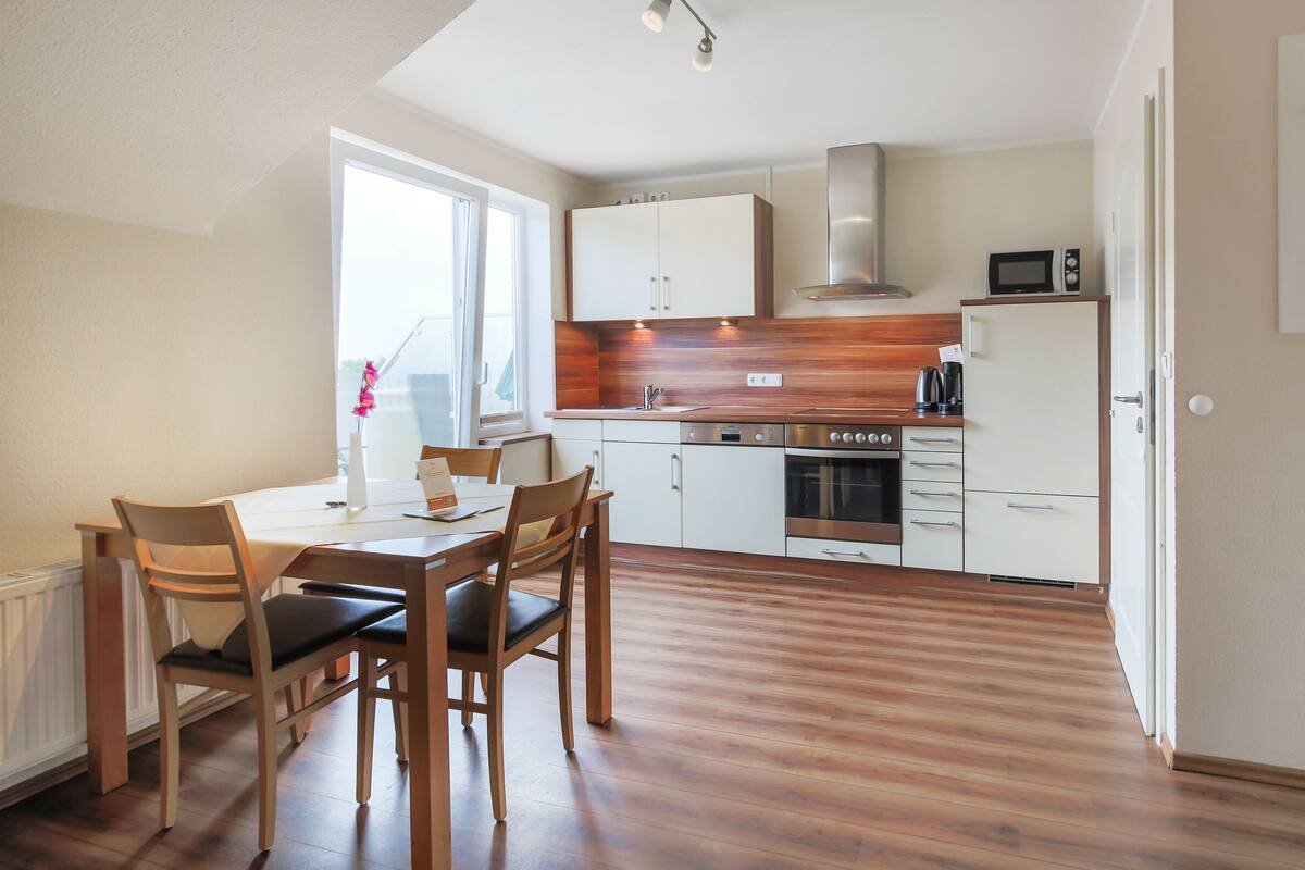 Departamento estándar, 1 habitación, balcón, vista al mar | Cocina privada | Cafetera y tetera, refrigerador, microondas y horno