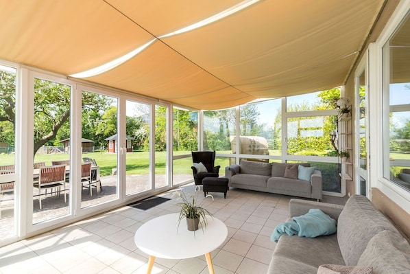 Appartement Standard, 4 chambres, terrasse, vue sur le jardin | Aire de séjour | Téléviseur à écran plat, planchers chauffants