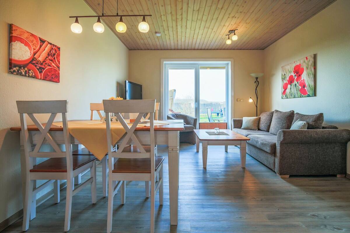 Departamento estándar, 2 habitaciones, Terraza, vista al jardín | Área de sala de estar | Televisión de pantalla plana y piso con calefacción