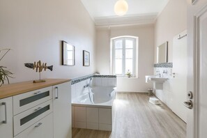 Căn hộ Tiêu chuẩn, 4 phòng ngủ, hiên, quang cảnh vườn | Phòng tắm | Đồ dùng nhà tắm miễn phí, máy sấy tóc 