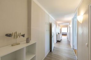 Standard-Apartment, 4 Schlafzimmer, Terrasse, Gartenblick | Wohnbereich | Flachbildfernseher, Fußbodenheizung