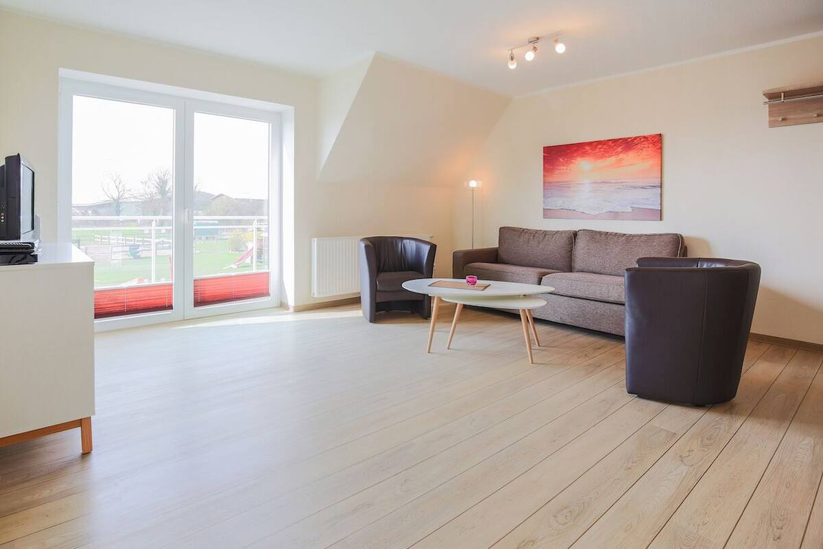 Departamento estándar, 2 habitaciones, balcón, vista al mar | Área de sala de estar | Televisión de pantalla plana y piso con calefacción