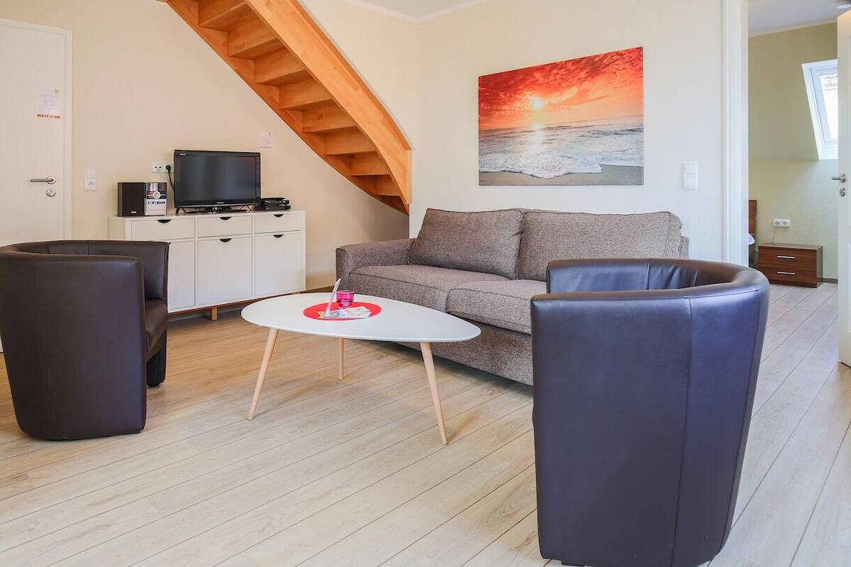Departamento estándar, 2 habitaciones, para no fumadores, vista al jardín | Área de sala de estar | Televisión de pantalla plana y piso con calefacción