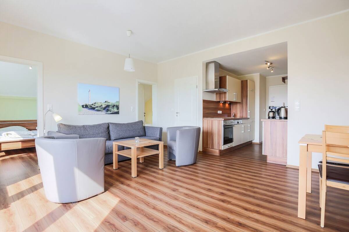 Departamento estándar, 2 habitaciones, balcón, vista al mar | Área de sala de estar | Televisión de pantalla plana y piso con calefacción