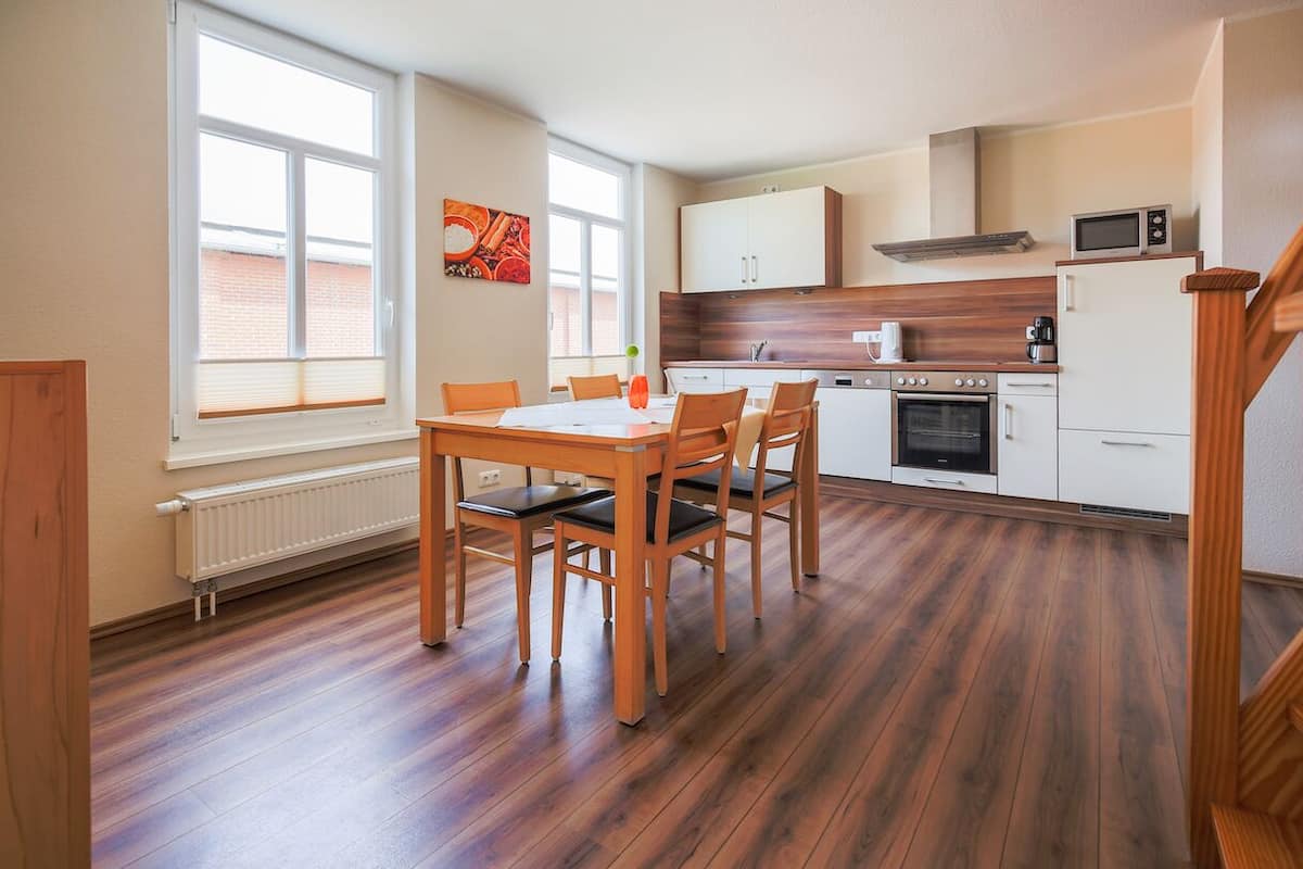 Standard Apartment, 3 Bedrooms, Non Smoking | In-room dining