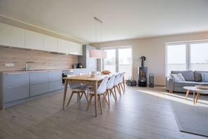 Chaumière familiale, 3 chambres, terrasse, vue sur le jardin | Cuisine privée | Réfrigérateur, four à micro-ondes, un four, surface de cuisson