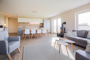 Familien-Ferienhaus, 3 Schlafzimmer, Terrasse, Gartenblick | Wohnbereich | Flachbildfernseher, Fußbodenheizung