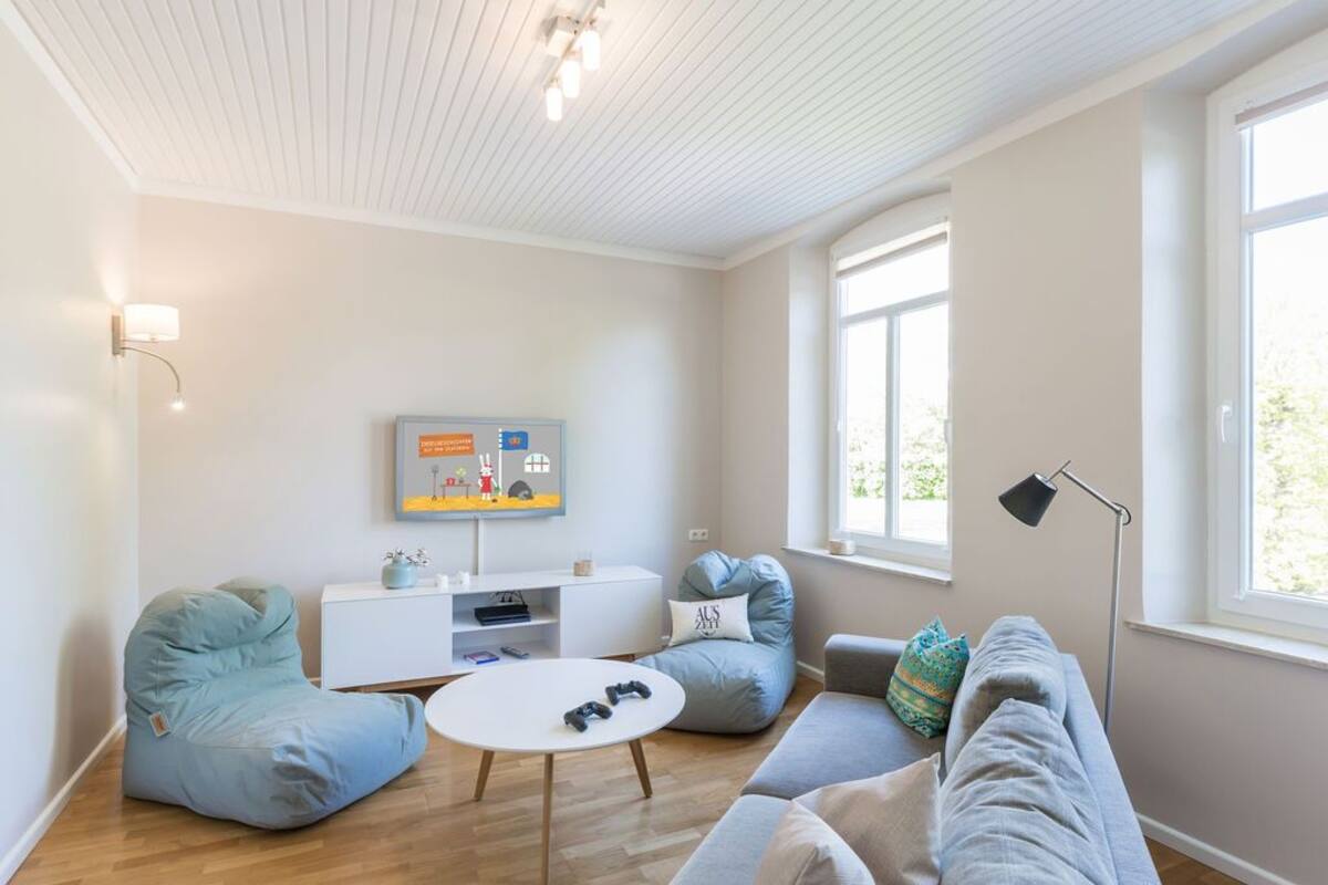 Departamento estándar, 4 habitaciones, Terraza, vista al jardín | Área de sala de estar | Televisión de pantalla plana y piso con calefacción